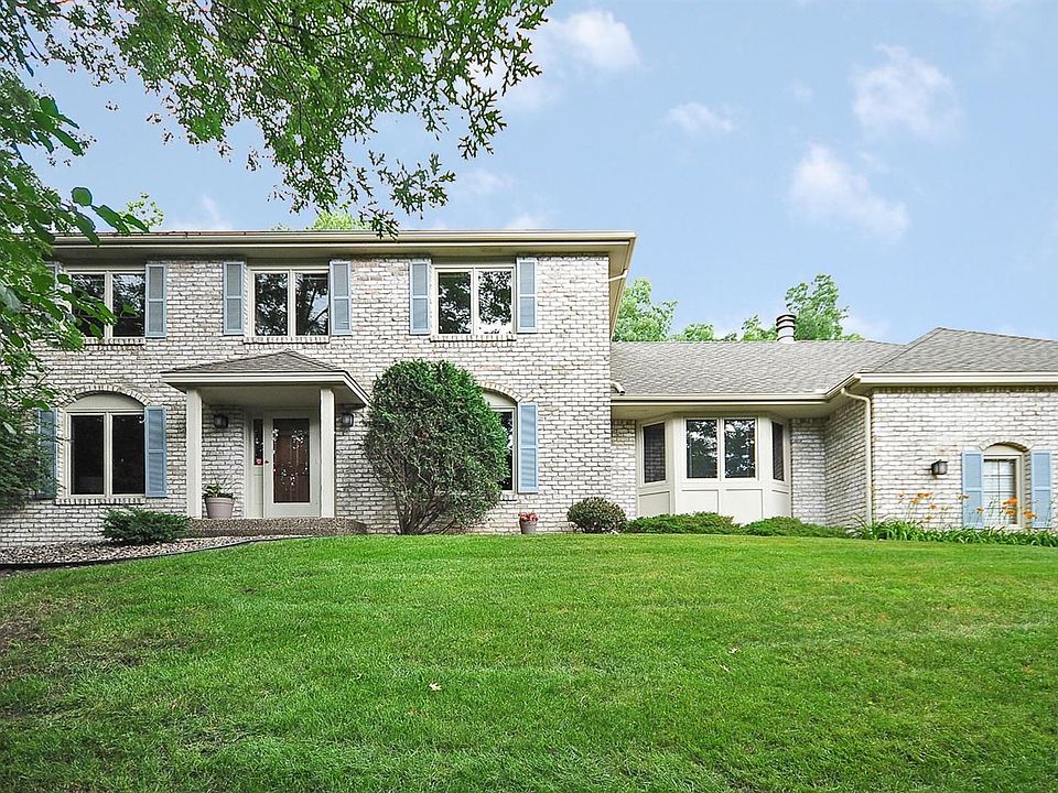 Beautiful 4 bedrm 4 bth  2 stry colonial in Hopkins schools