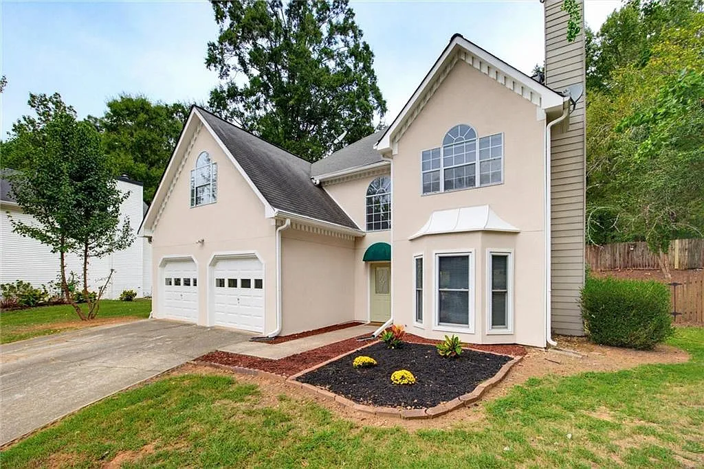 3 bed, 2.5 bath, 1932 sqft, $1,985 — Photo 2