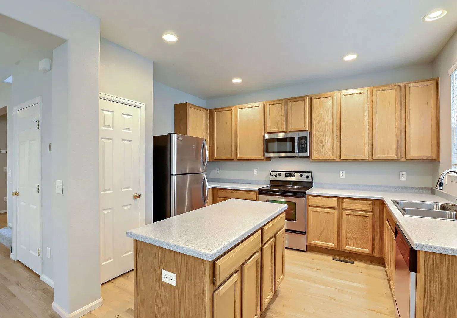 3 bed, 2.5 bath, 1645 sqft, $2,795 — Photo 4