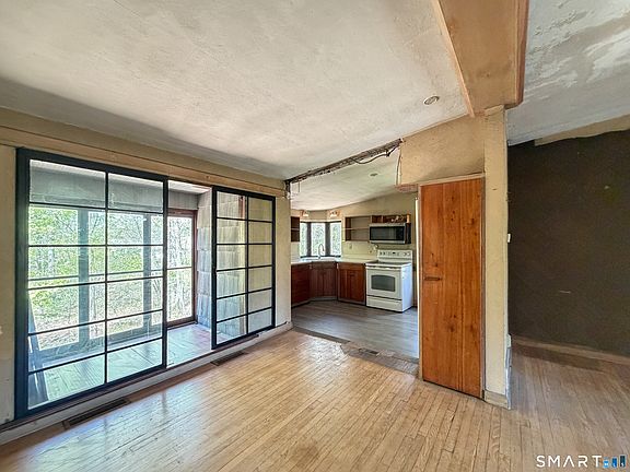 4th image of 136 Forest Road