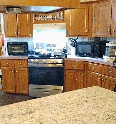 Kitchen- granite on island 