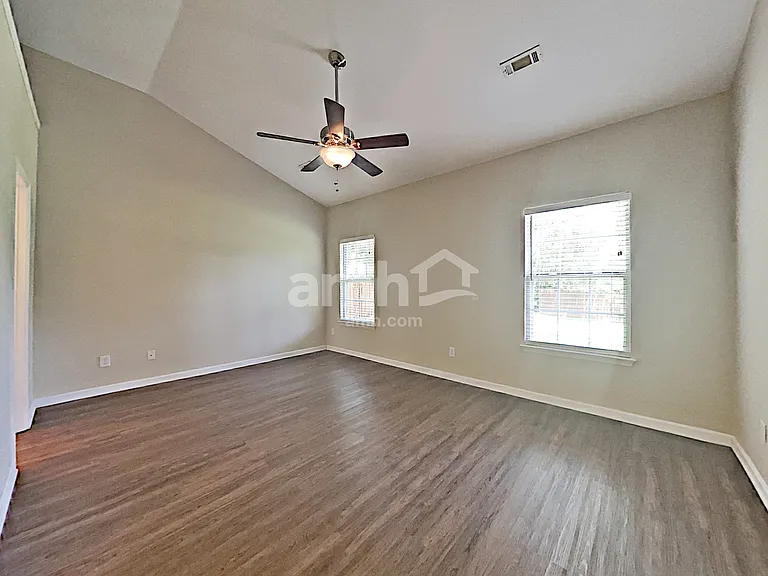 1523 Cardinal Ln — Photo 8