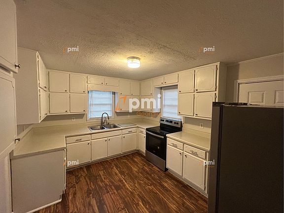 2nd image of 1463 Beatty St