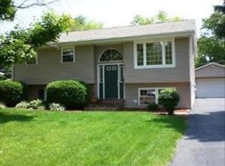 115 Simpson St, Geneva, IL 60134