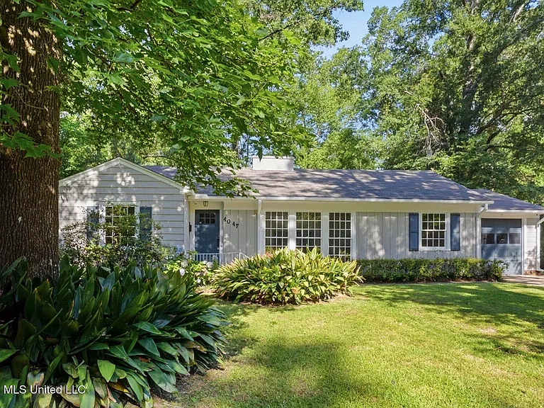 4047 Robin Dr — Photo 2