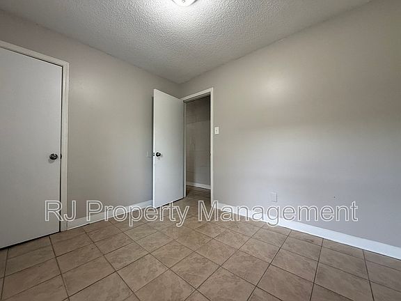 4th image of 1384 S Wellington St