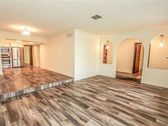 3rd image of 526 N Northlake Dr