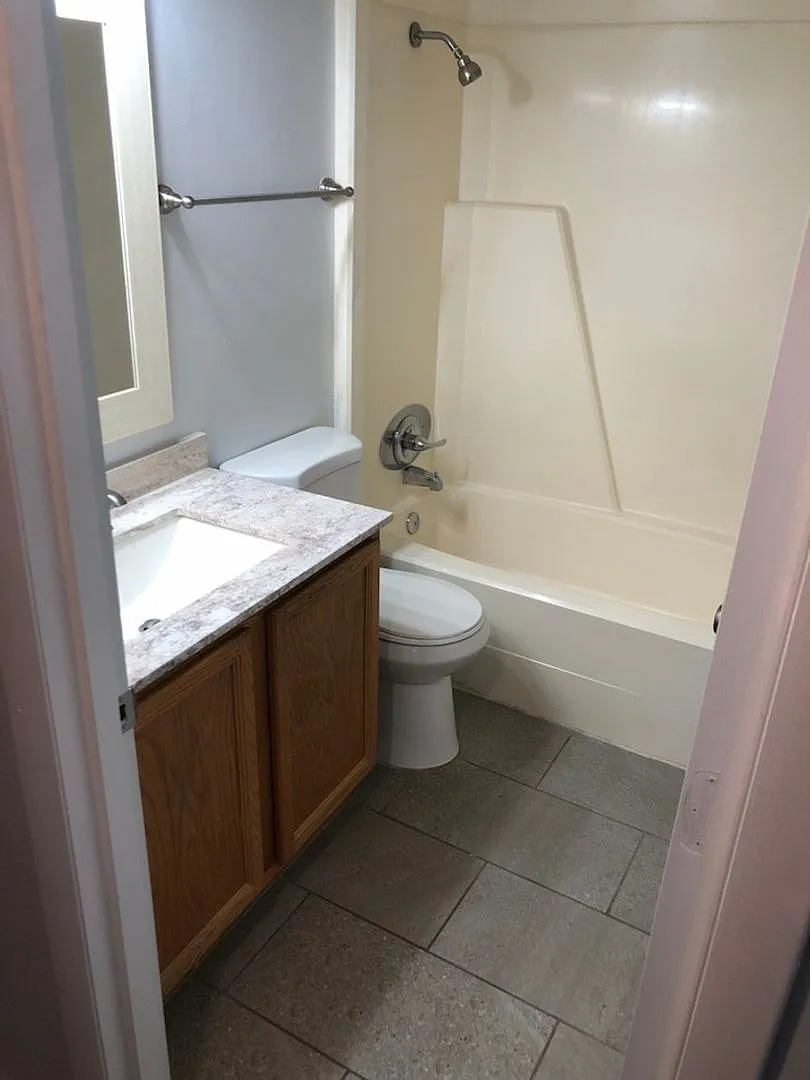 Spacious 2BR Condo in Gainesville — Photo 2