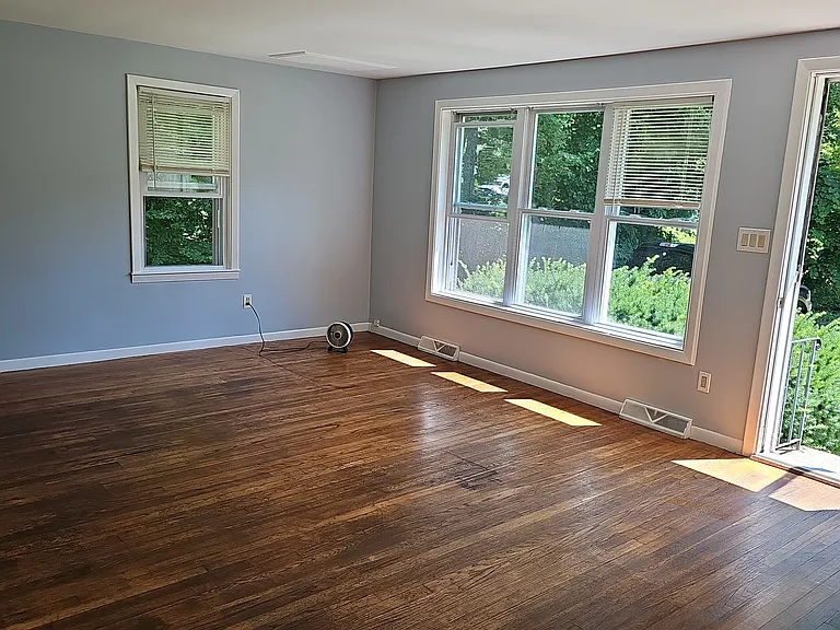 1565 Victory Hwy — Photo 1