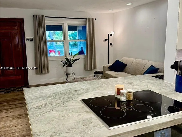 4721 SW 34th Dr — Photo 8