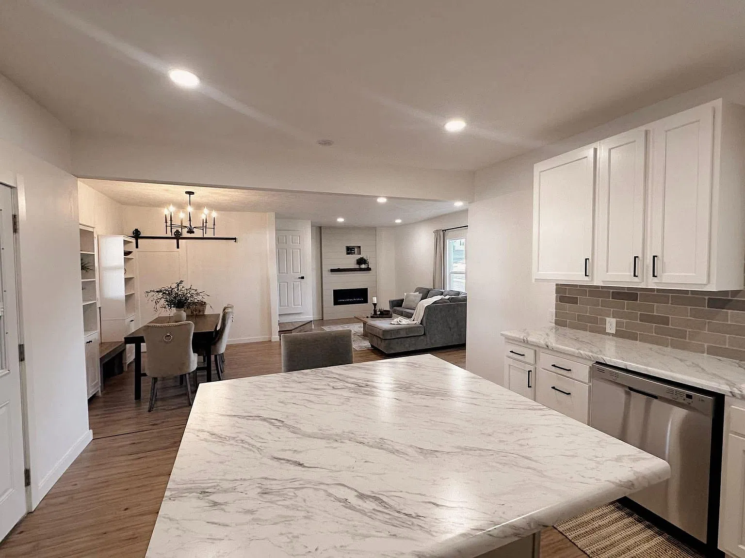 4 bed, 2.5 bath, 2292 sqft, $2,000 — Photo 3