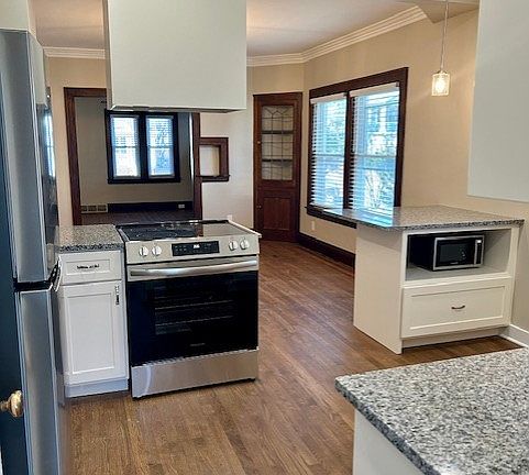 4th image of 15113 Esther Ave
