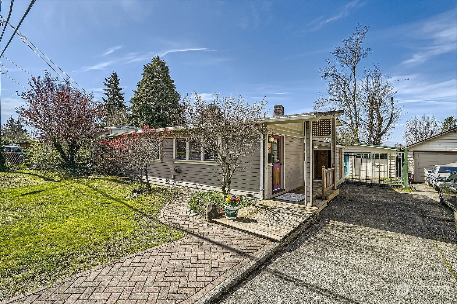 675 Edmonds Avenue NE photo 1
