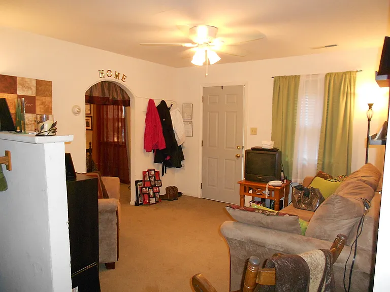 1215 Poyntz Ave — Photo 2