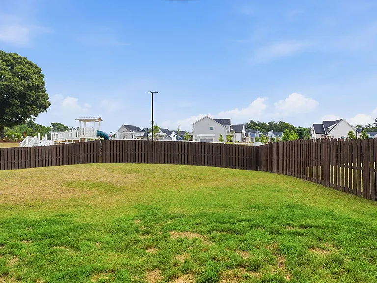2638 Laurens St — Photo 40
