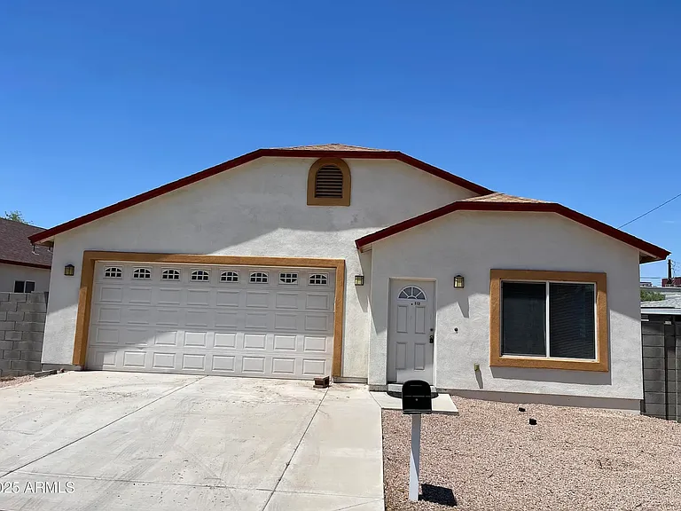 512 W Brown St — Photo 1