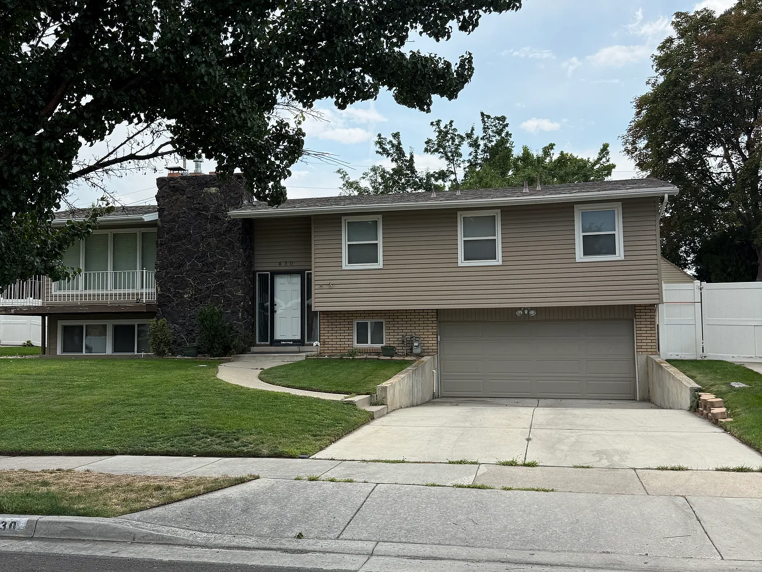 5 bed, 2200 sqft, $3,100 — Photo 3