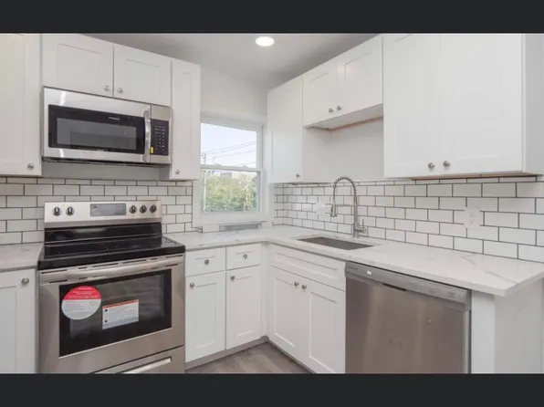 60 Warner St APT 1, Newport, RI 02840