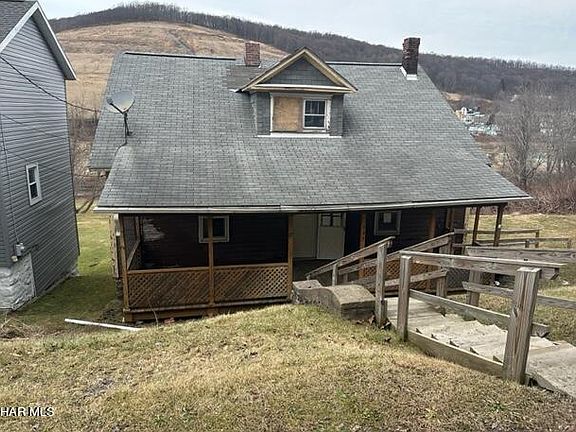 3rd image of 903 Railroad St