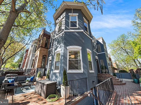 3rd image of 656 9th St NE