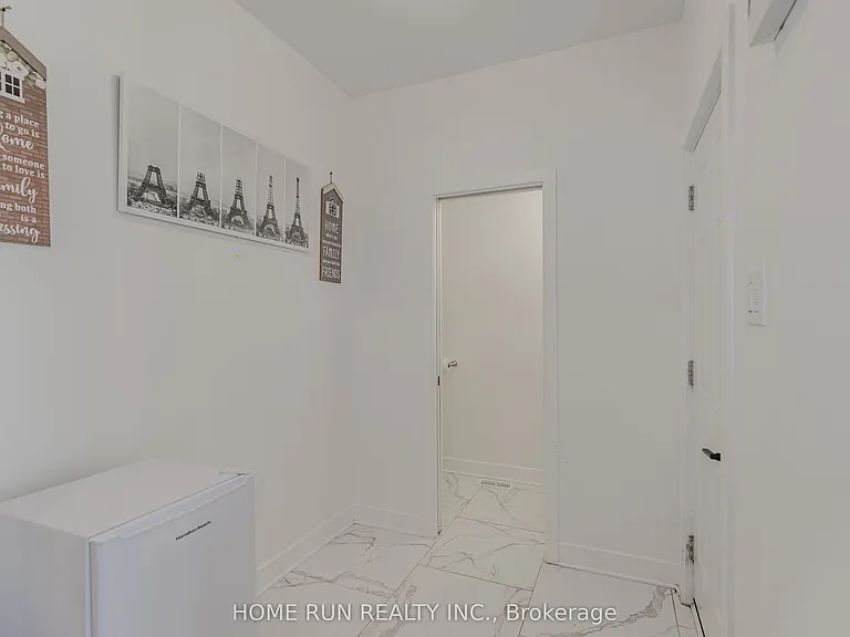 206 Bristol Cres — Photo 6