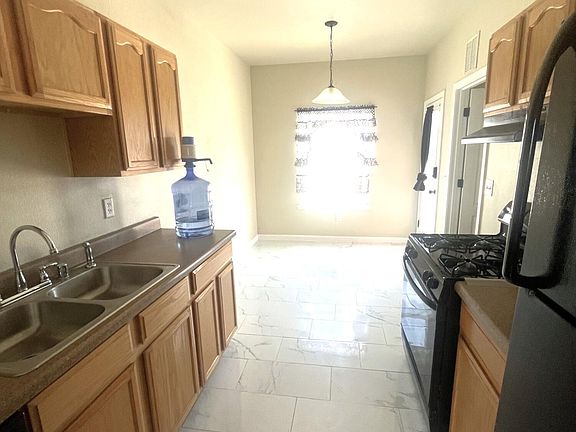 5th image of 925 Brezo St