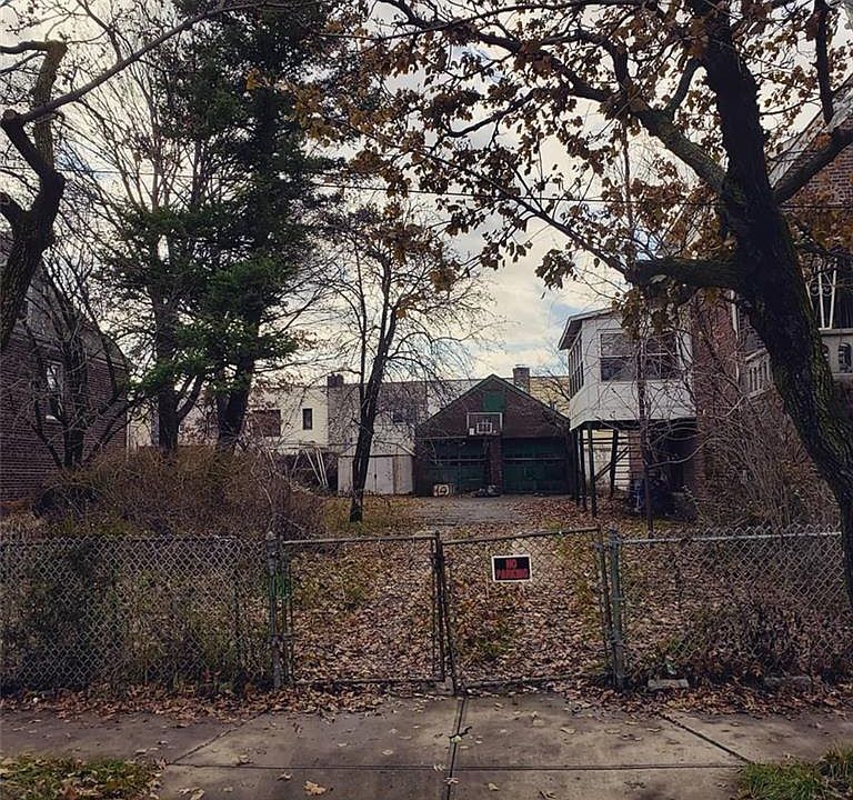 2nd image of 946 E 222nd St