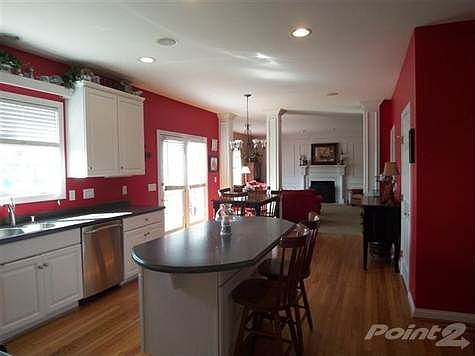 Spacious Kitchen with Island and eat-in breakfast area