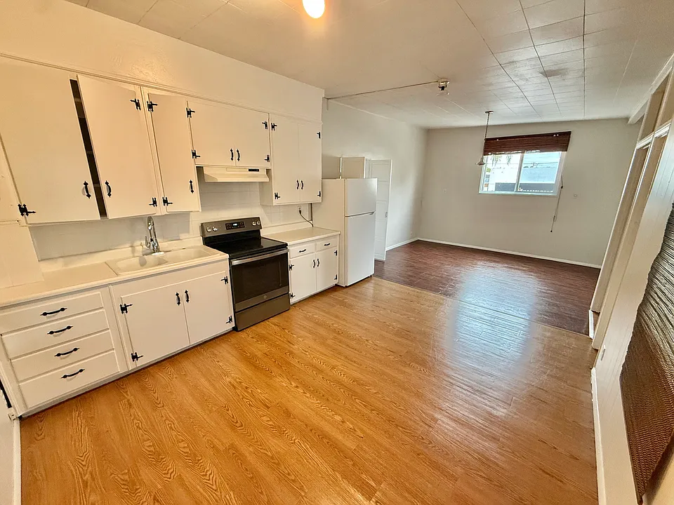284 3rd Ave #B