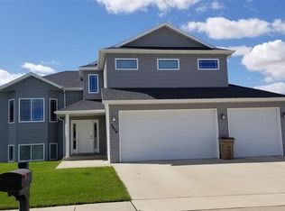 3404 Timber Trl SE, Minot, ND 58701