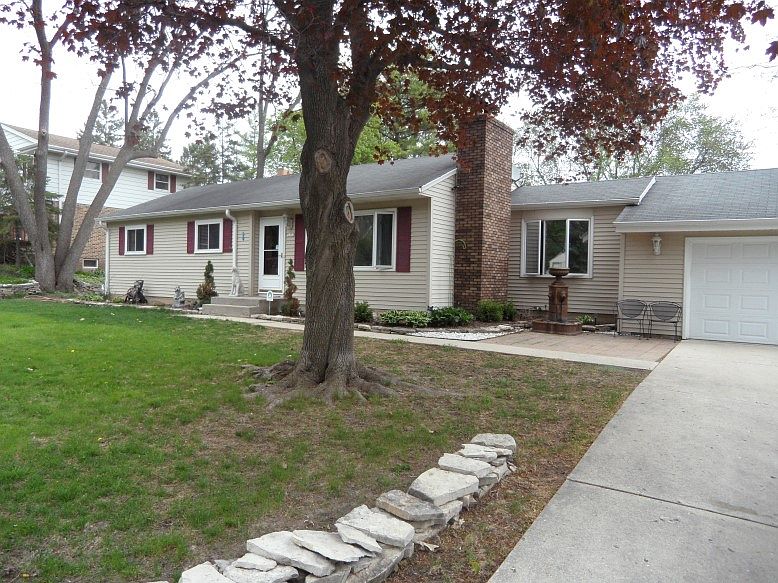 1st image of 1332 N 121st St