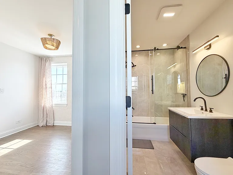 2427 W Grenshaw St #2 — Photo 21