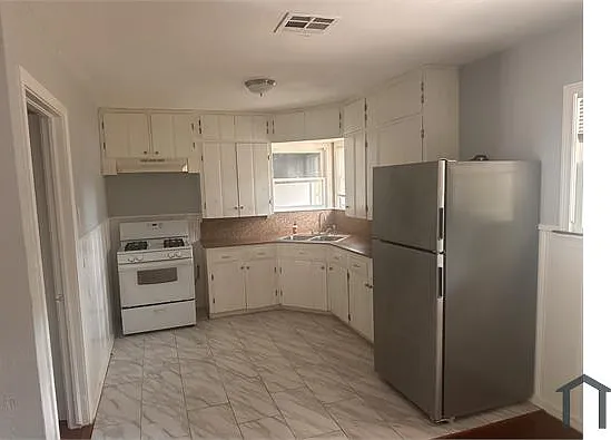 3 bed, 1036 sqft, $1,699 — Photo 4