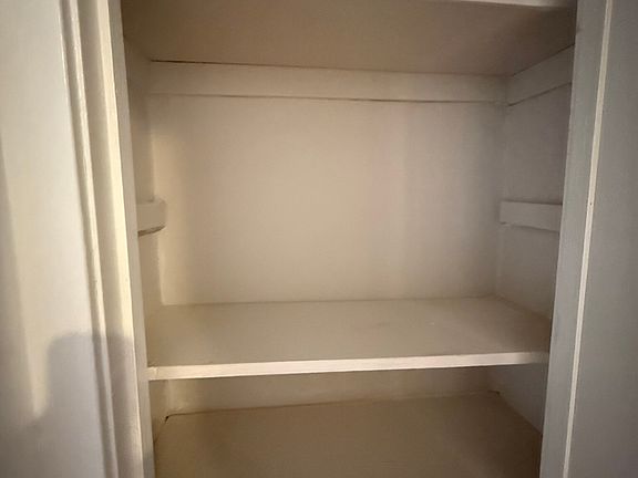 5th image of 4031 W Melrose St #1E