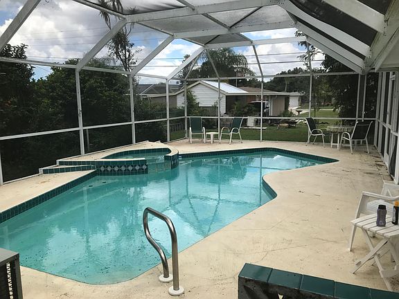 Pool with spa & outdoor shower. Maintenance included.