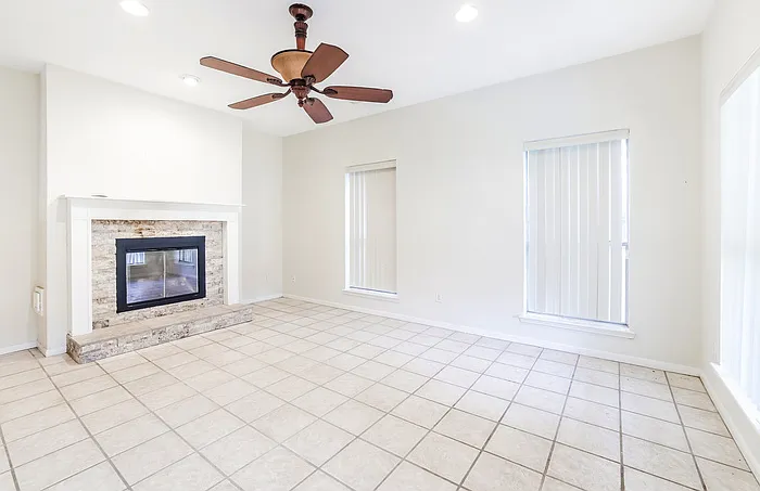 326 Dunford Ct — Photo 2