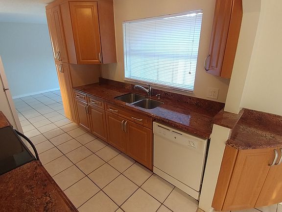 4th image of 334 SW 32nd Ave