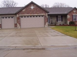 27120 Oak Ridge Ct, Warrenton, MO 63383