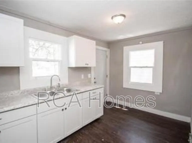 4118 E Washington St — Photo 2