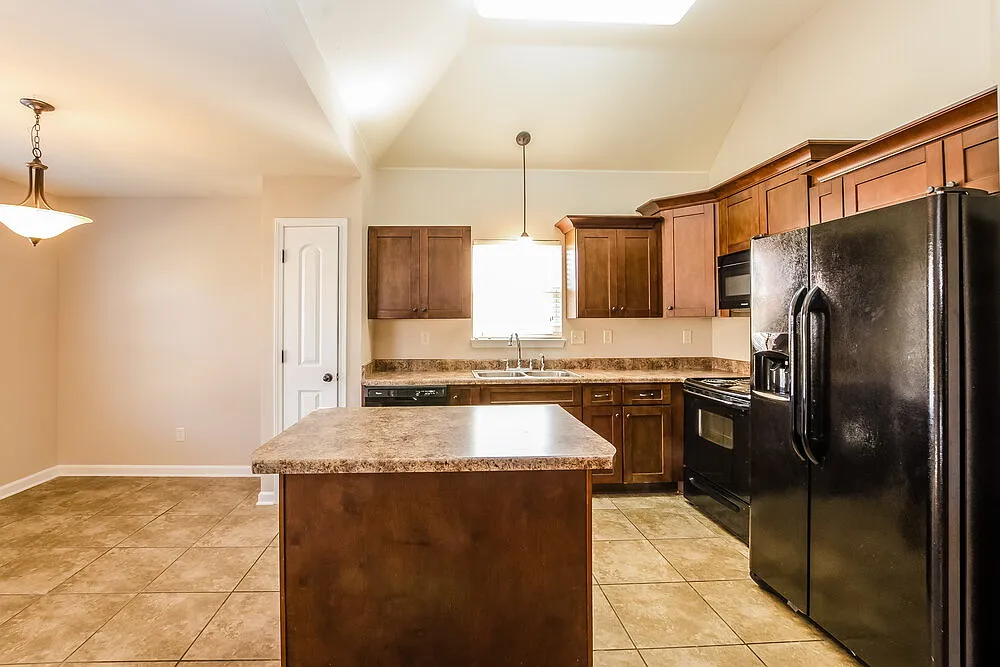 3 bed, 2.0 bath, 1788 sqft, $3,220 — Photo 4