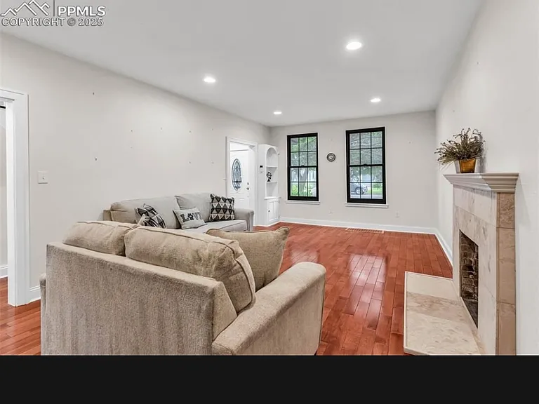 2414 N Greenwood St — Photo 10