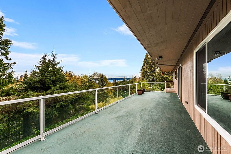 4th image of 7413 Soundview Drive