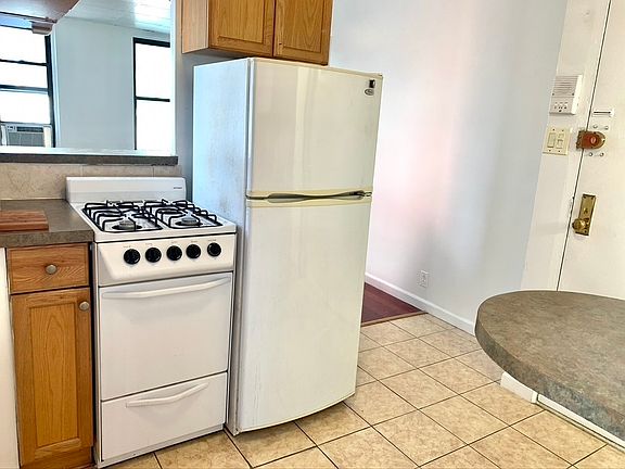 4th image of 344 E 61st St APT 10