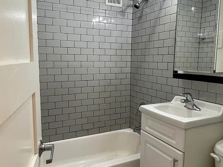 166 Suffolk St #2B — Photo 5
