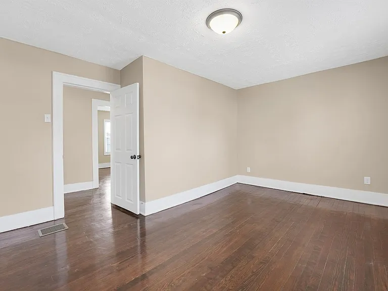 172 S Richardson Ave — Photo 17