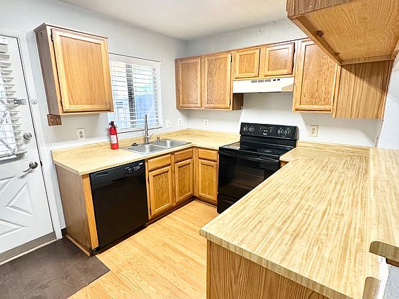 5th image of 613 Carriagehouse Ln #D-7