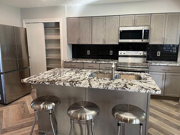 2nd image of 7909 Laurel Ct