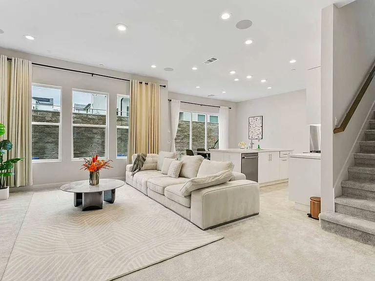 181 Pin Ln — Photo 3