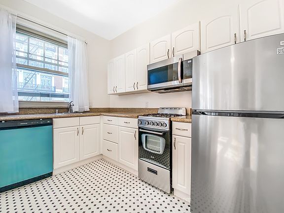 5th image of 900 Powell St APT 10