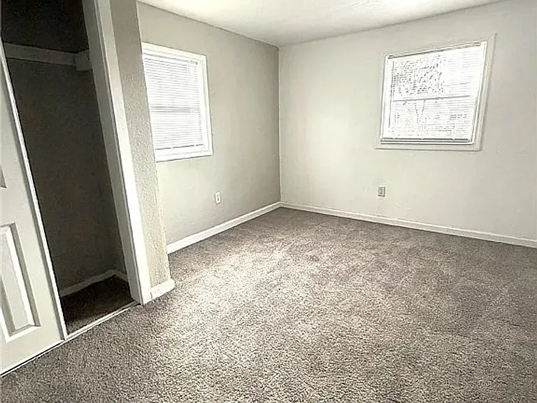 906 Daniels Ave — Photo 3